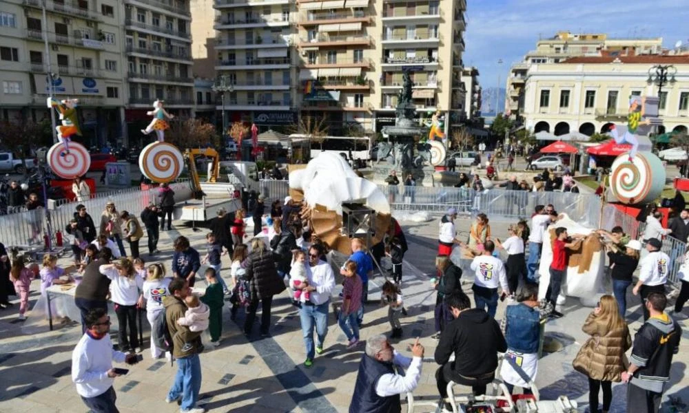 Κορυφώνονται οι εορτασμοί για το Πατρινό καρναβάλι με χιλιάδες επισκέπτες και φαντασμαγορικές παρελάσεις